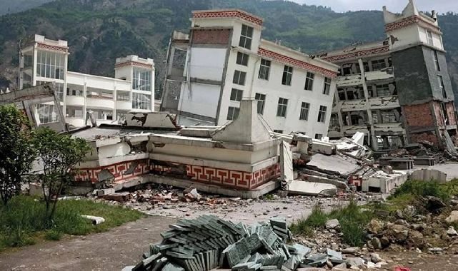 çin'de yaşanan depremde can kayıpları artıyor.
