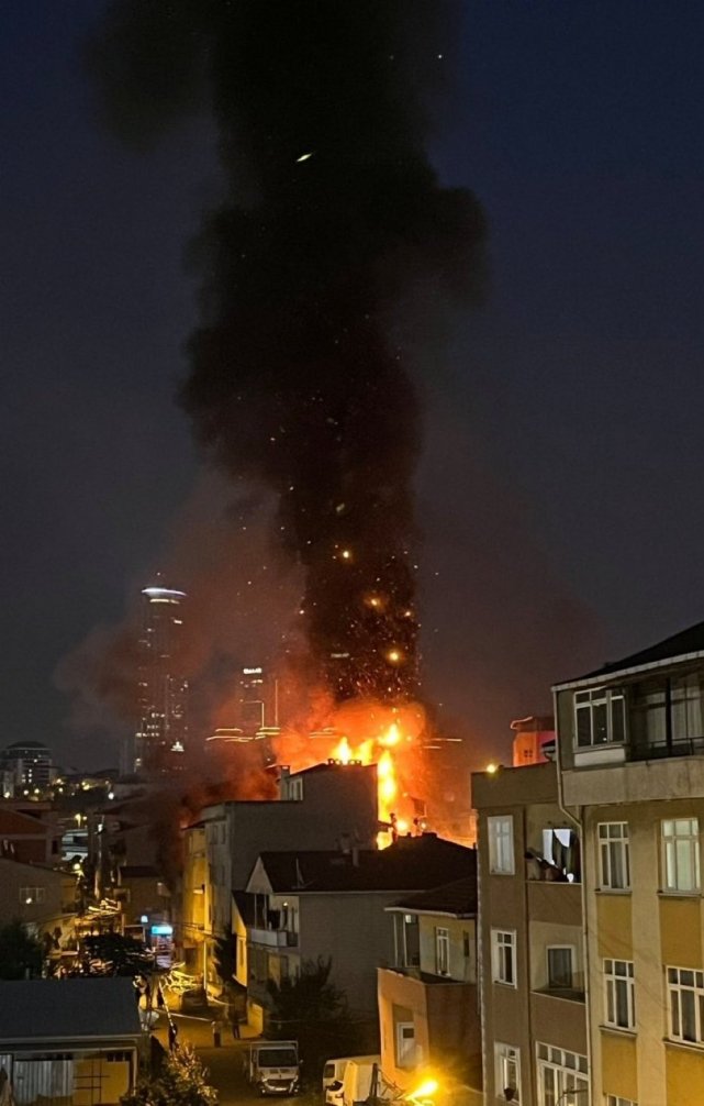 son dakika: kadıköy'de bir binada meydana gelen patlama korku ve paniğe neden oldu