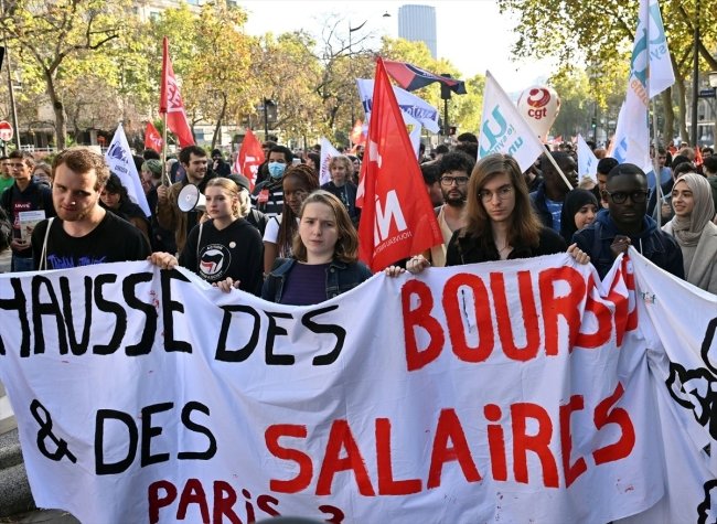 paris'te sokaklarda protestolar devam ediyor