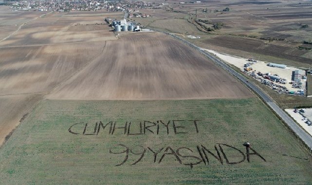 kırklareli'nde bir çiftçi 29 ekim cumhuriyet bayramını tarlasına yazdığı yazıyla kutladı!
