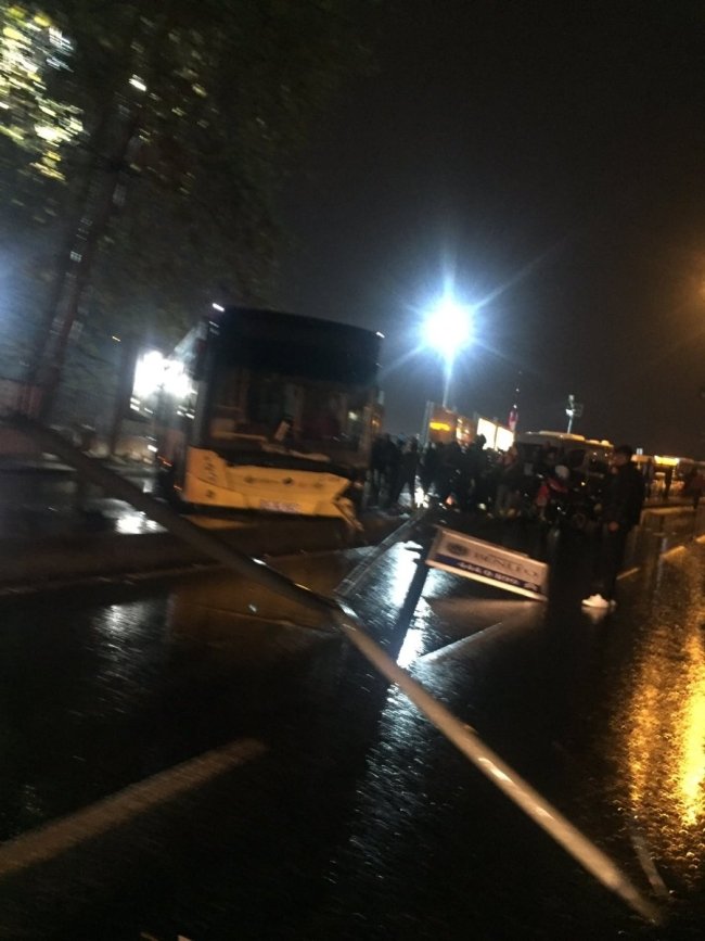 üsküdar'da i̇ett otobüsü direğe çarptı