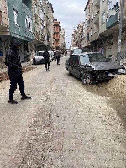 Sultangazi'de alkollü sürücü 13 araca çarptı ardından mahalleyi elektriksiz bıraktı