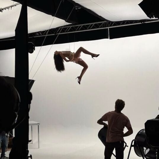 Ünlü model Emily Ratajkowski çıplak şekilde ipe asılarak poz verdi!
