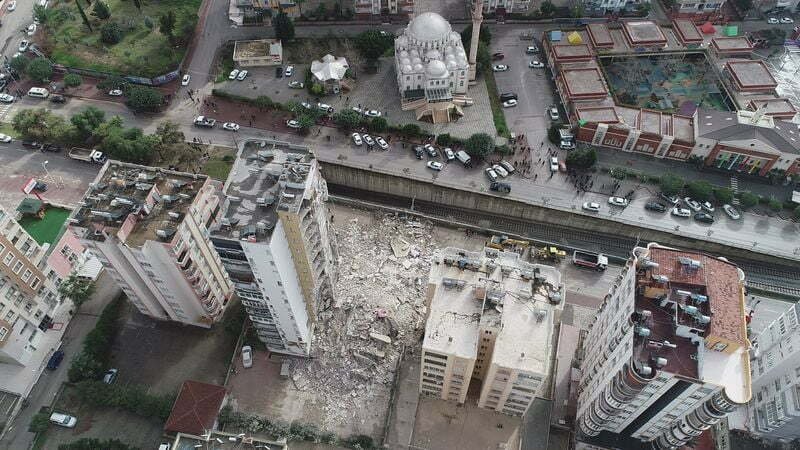 adana’da artçı depremde yıkılan kubilay apartmanı havadan görüntülendi