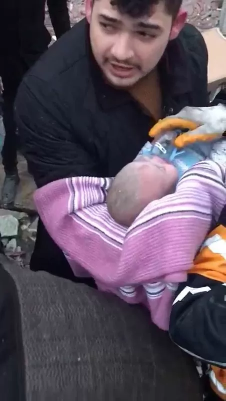 gaziantep’te 4 aylık duru bebek enkazdan sağ çıkarıldı