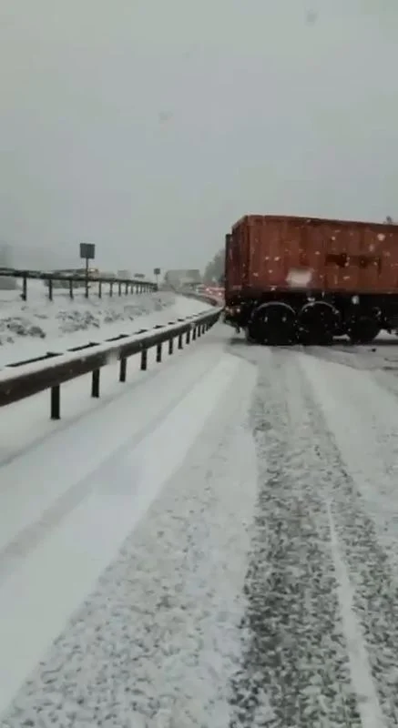 karda kayan araçlar i̇stanbul yolunu trafiğe kapattı