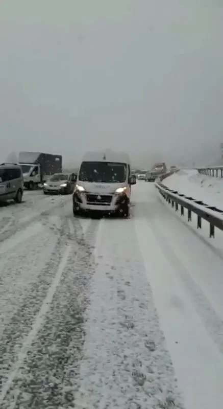 karda kayan araçlar i̇stanbul yolunu trafiğe kapattı