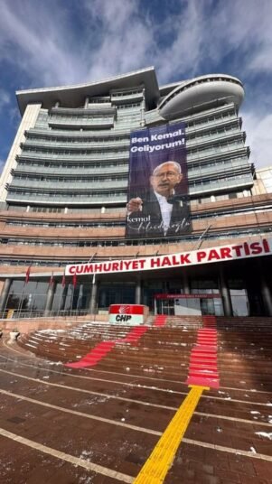 CHP Genel Merkezi’ne yeni pankart asıldı! Kılıçdaroğlu adaylık mesajı mı veriyor?