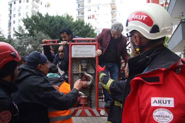 artçı depremde mahsur kalan 4 kişi kurtarıldı