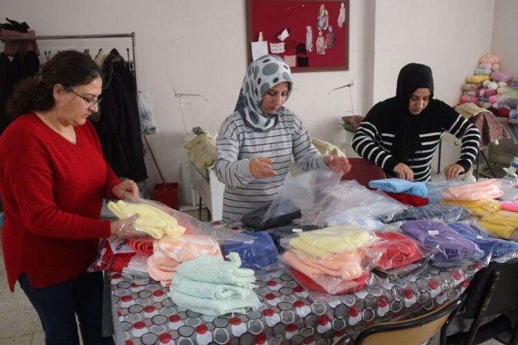 Bitlisli kadınlar depremzedeler için giysi dikiyor