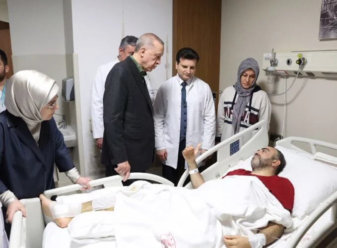 yeni doğan bebeğin kulağına ezan okudu! cumhurbaşkanı erdoğan çam ve sakura hastanesi'nde depremzedeleri ziyaret etti