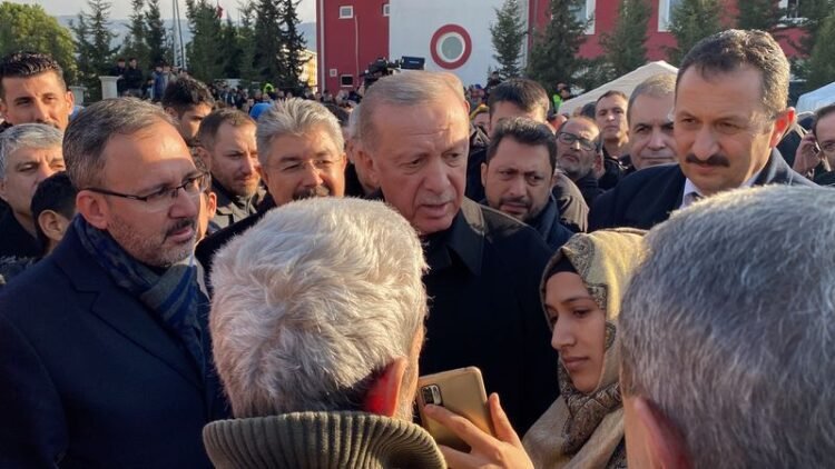 Cumhurbaşkanı Erdoğan Osmaniye'de çadır kenti ziyaret etti