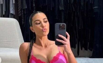 Kim Kardashian'a küçük gelen bikinili pozu olay oldu!