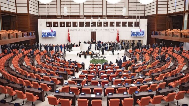 AK Parti'den Mustafa Elitaş duyurdu! Meclis çalışmalarına 28 Şubat'a kadar ara verildi