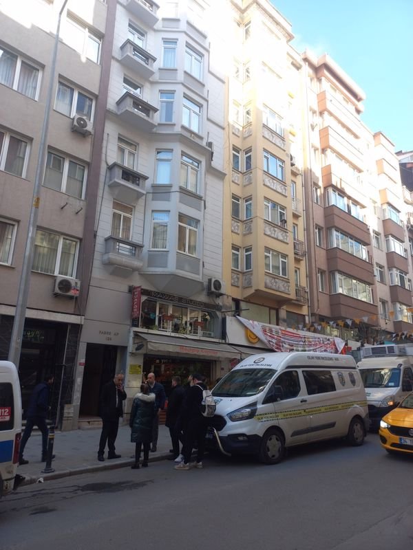 İstanbul Şişli'de korkunç olay: Okula gitmek için uyandırmak istediği kızı ölü buldu