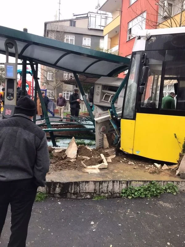 i̇stanbul’da halk otobüsü dehşeti: önüne geleni sürükleyip durağa daldı