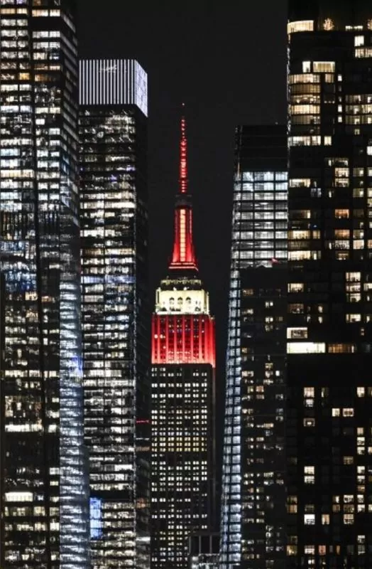 new york'taki empire state binası türk bayrağının renklerine büründü