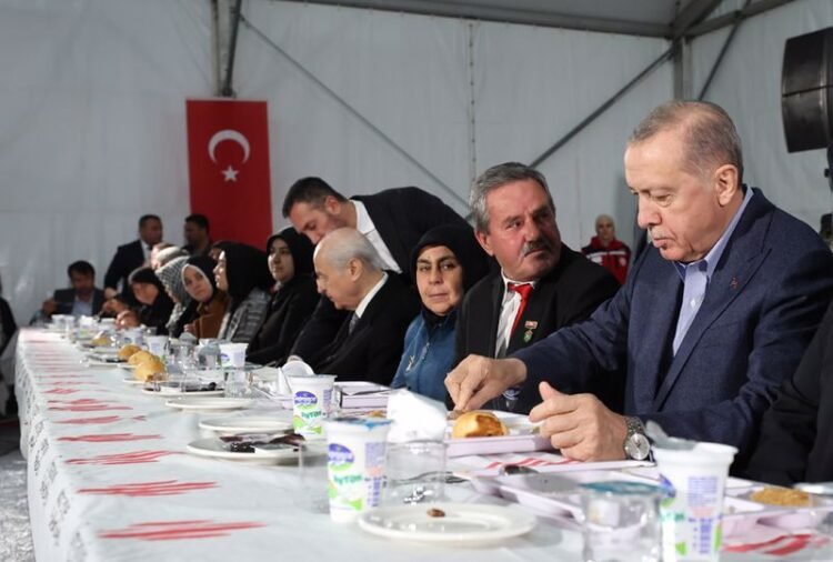 Cumhurbaşkanı Erdoğan deprem bölgesindeki esnafı ziyaret etti