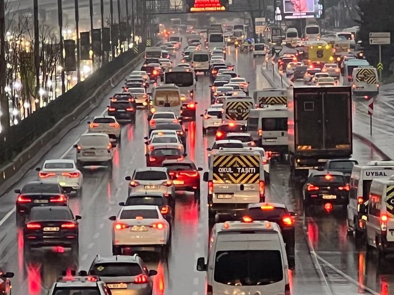 İstanbul'un Anadolu Yakası'nda yağmur sonrası trafik yoğunluğu