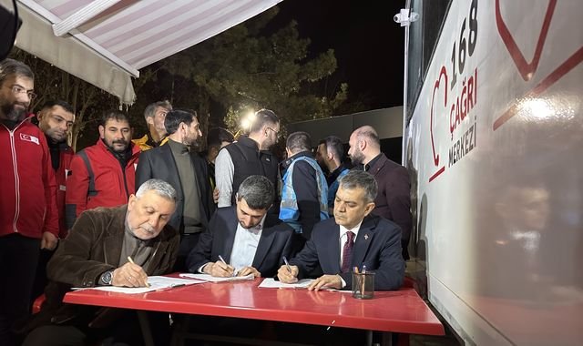 Elazığ'da Milletvekili Adaylarından Kızılay'a Kan Bağışı