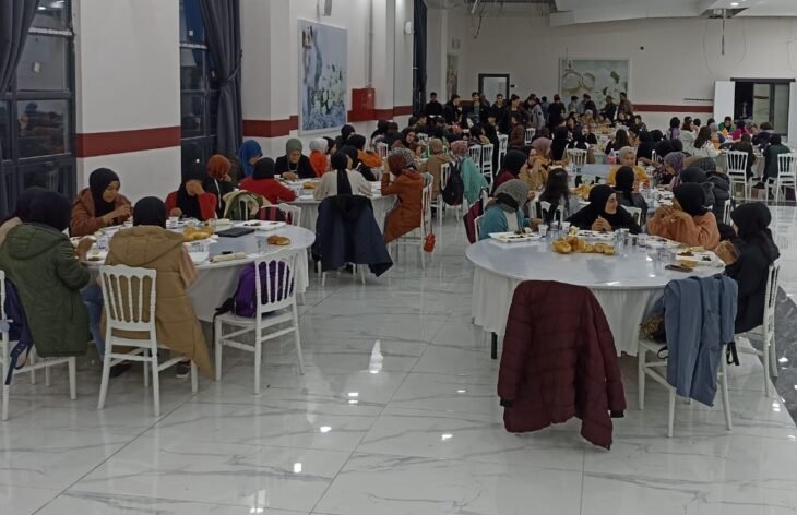 Depremde hayatını kaybeden öğretmenleri için iftar programı düzenlediler