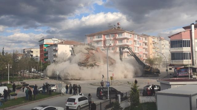 Malatya'da hasarlı bina yıkımı