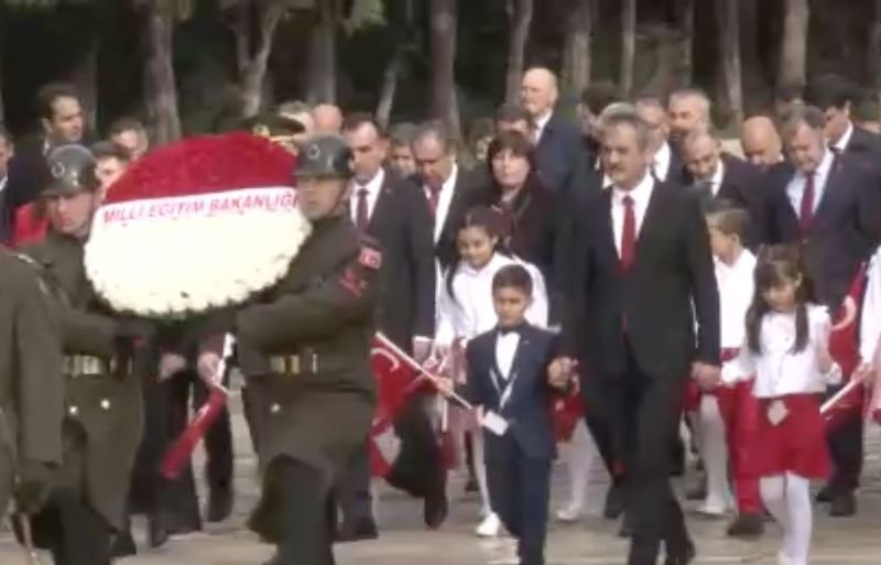 Bakan Mahmut Özer, çocuklarla Anıtkabir'e gitti