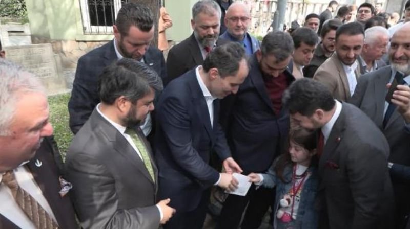 Fatih Erbakan, babası Necmettin Erbakan'ın kabrini ziyaret etti