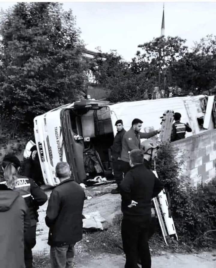 trabzon'da belediye midibüsü evin duvarına çarptı: 4 ölü, 37 yaralı