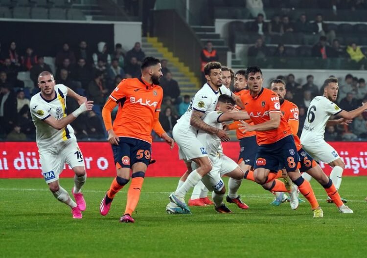 Başakşehir son dakika golüyle avantajı kaptı: 1-0