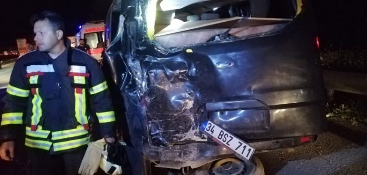 Tarsus'ta yolcu otobüsü minibüse çarptı: 8 yaralı