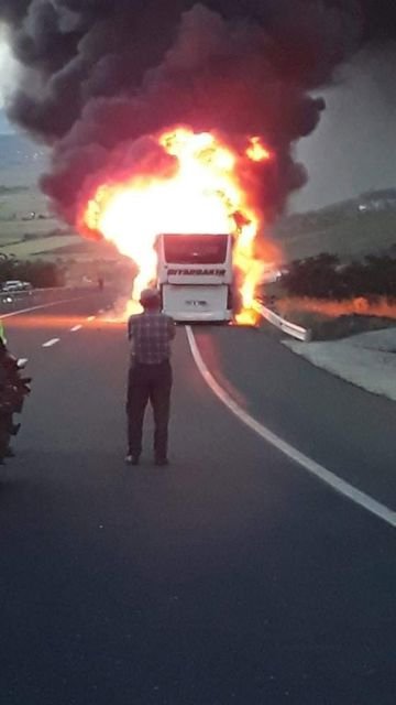 elaziğ'da faci̇adan dönüldü: yolcu otobüsü alev topuna döndü alev topuna dönen yolcu otobüsünde şans eseri̇ yaralanan olmadi
