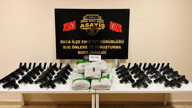 i̇zmir'de silah kaçakçılarının evinde 13 kilo uyuşturucu ele geçirildi