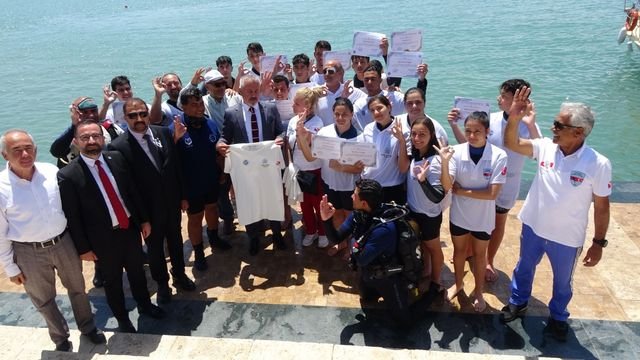 side su altı arama kurtarma ekibi denizin üstünde türk bayrağı açtı