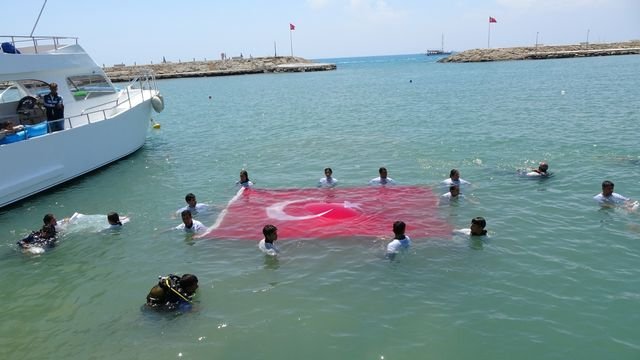 side su altı arama kurtarma ekibi denizin üstünde türk bayrağı açtı