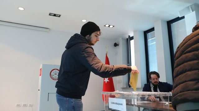 bosna hersek’teki türk seçmenler cumhurbaşkanı seçiminin 2. turu için sandık başında
