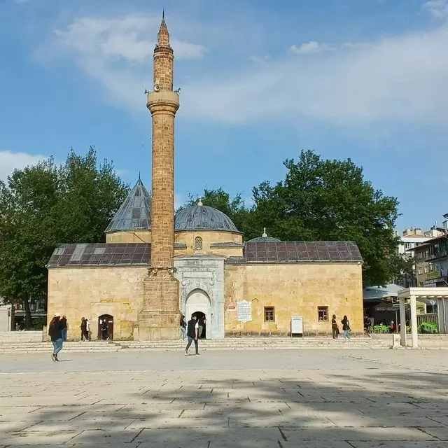 cumhuriyet tarihinin ilk külliye projesi, kırşehir'de yeni yaşam alanı oluşturdu