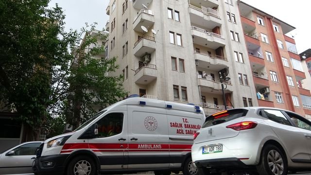 diyarbakır'ın yenişehir ilçesinde bir binanın 4. katında balkonda üzerine dolap devrilen yaşlı adam hafif yaralandı.