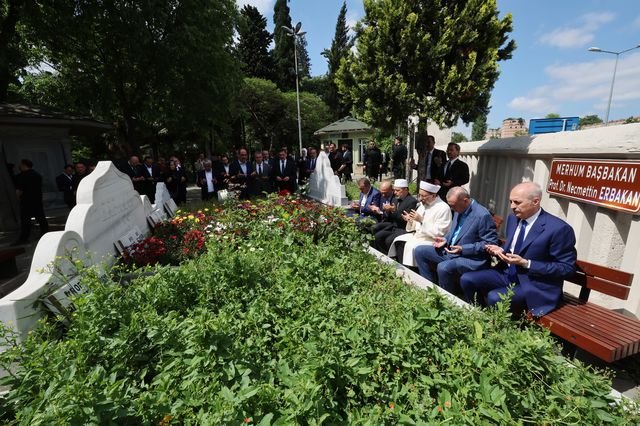 cumhurbaşkanı erdoğan, necmettin erbakan'ın kabrini ziyaret etti