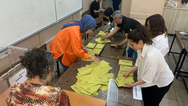 Diyarbakır'da sandıklar kapandı oy sayımı başladı