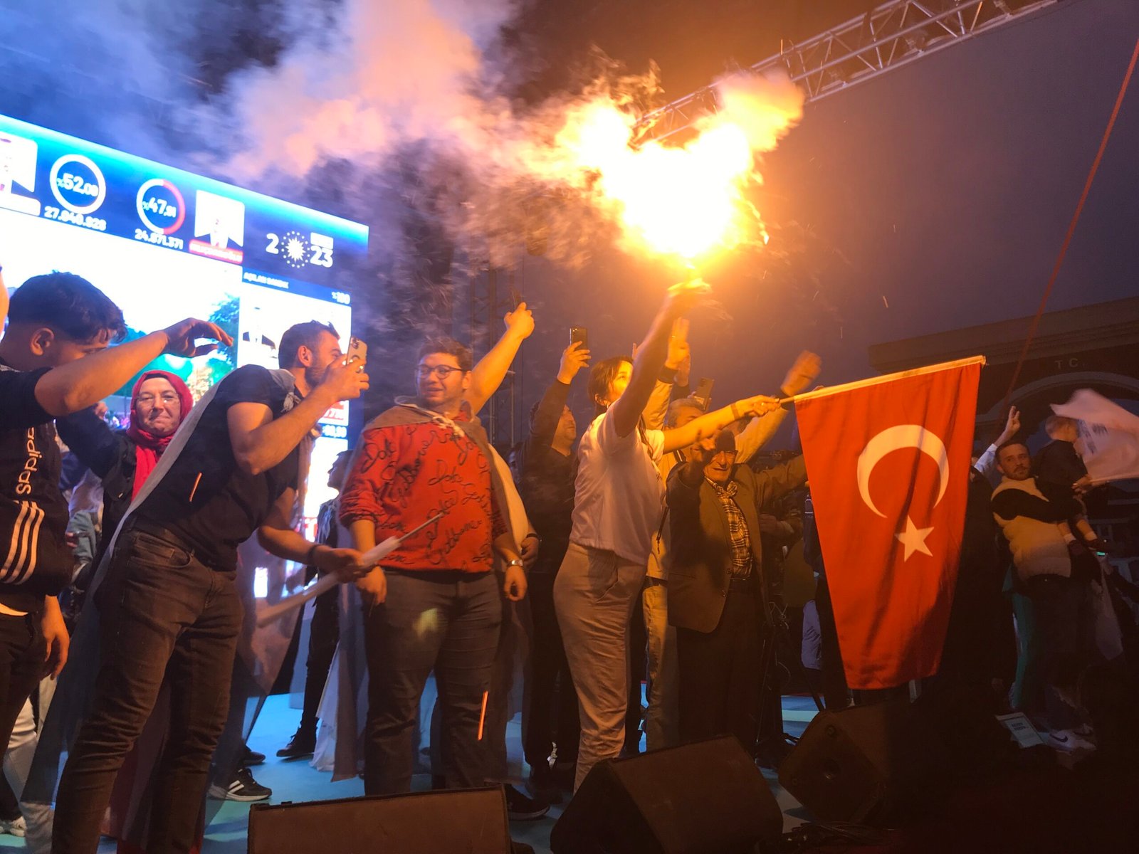 kocaeli’de ak parti il binası önünde kutlamalar başladı