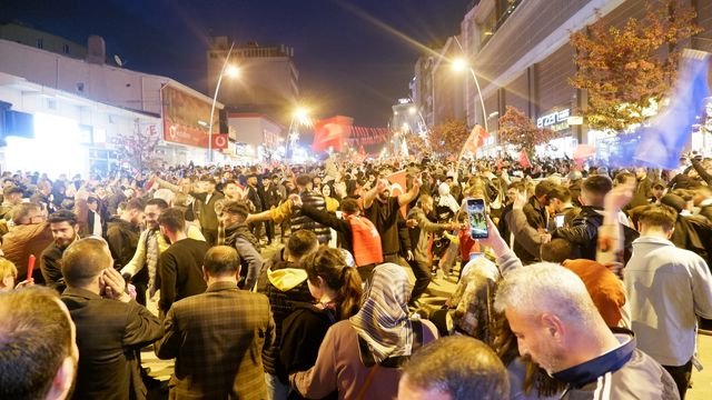 erzurum'da erdoğan  sevi̇nci̇ "bay bay kemal tatlisi" di̇yerek vatandaşlara tatli i̇kraminda bulundu