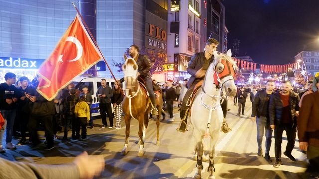 Erzurum’da Erdoğan sevinci... ikinci tur seçimlerinin ardından sonuçların açıklanması ile birlikte Erzurumlular sokağa döküldü.