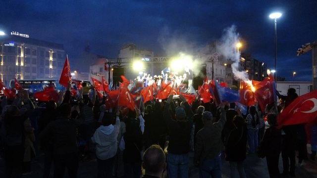 çanakkale'de ak parti̇li̇ler ve vatandaşlar resmi̇ olmayan sonuçlara cumhurbaşkani recep tayyi̇p erdoğan'in seçi̇m zaferi̇ni̇ i̇skele meydaninda kutladi.