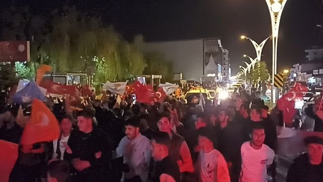 erciş’te vatandaşlar cumhurbaşkanı erdoğan'ın seçim zaferini coşkuyla kutladı