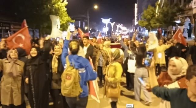 erciş’te vatandaşlar cumhurbaşkanı erdoğan'ın seçim zaferini coşkuyla kutladı