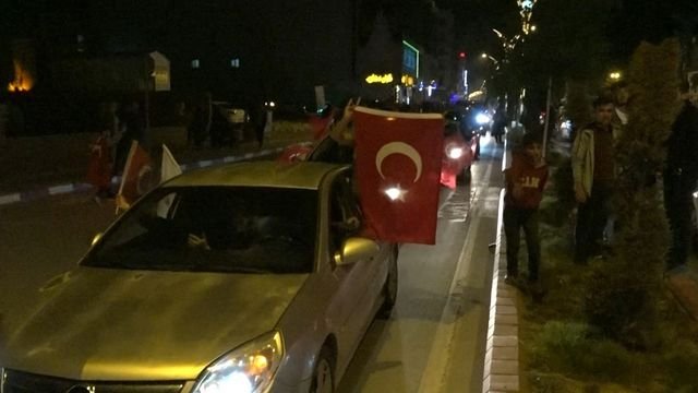 Erciş’te vatandaşlar Cumhurbaşkanı Erdoğan'ın seçim zaferini coşkuyla kutladı