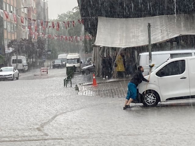 Başkent’te sağanak yağış: Yenişehir Pazarı önü sular altında kaldı, vatandaşlar zor anlar yaşadı