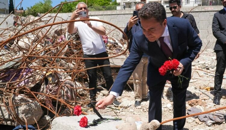 DEVA Partisi Lideri Babacan Ebrar Sitesi enkazına karanfil bıraktı