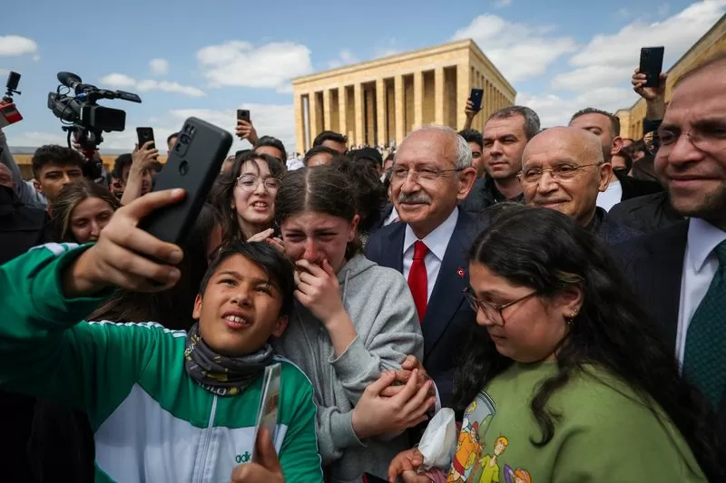 cumhurbaşkanı adayı kemal kılıçdaroğlu gençlerle anıtkabir'e gitti